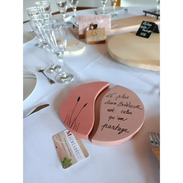 Dessous de Plat Rond Citation Bois – Élégance et Inspiration pour Votre Table