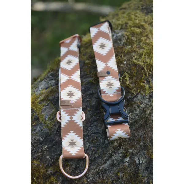 Collier pour chien en sangle imprimée - Motif Amérindien marron / plumes